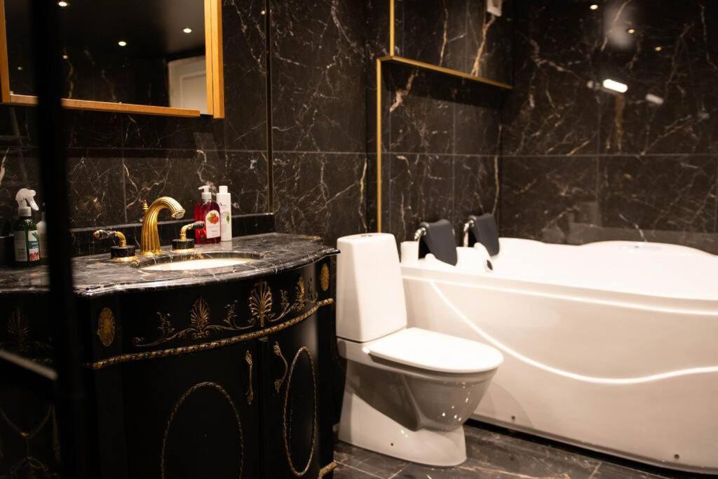 Historical Malt Factory Apartment, 6 Bedrooms, Sleeps 12 , Hot Tub Хелзингборг Екстериор снимка