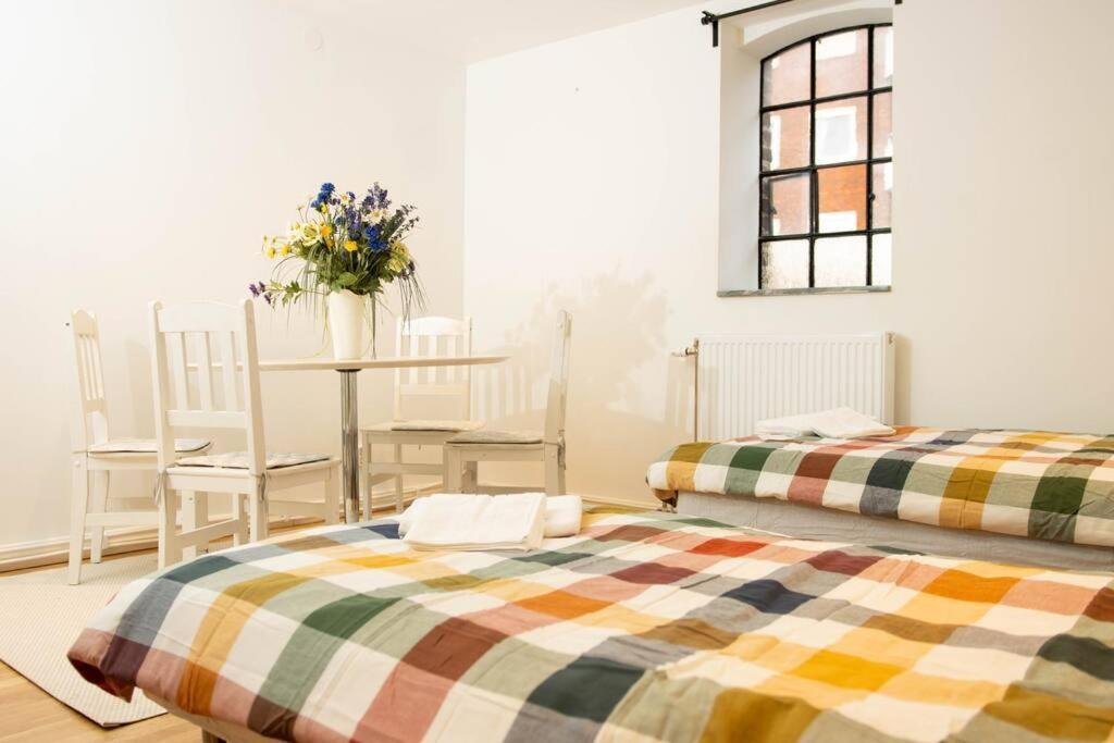 Historical Malt Factory Apartment, 6 Bedrooms, Sleeps 12 , Hot Tub Хелзингборг Екстериор снимка