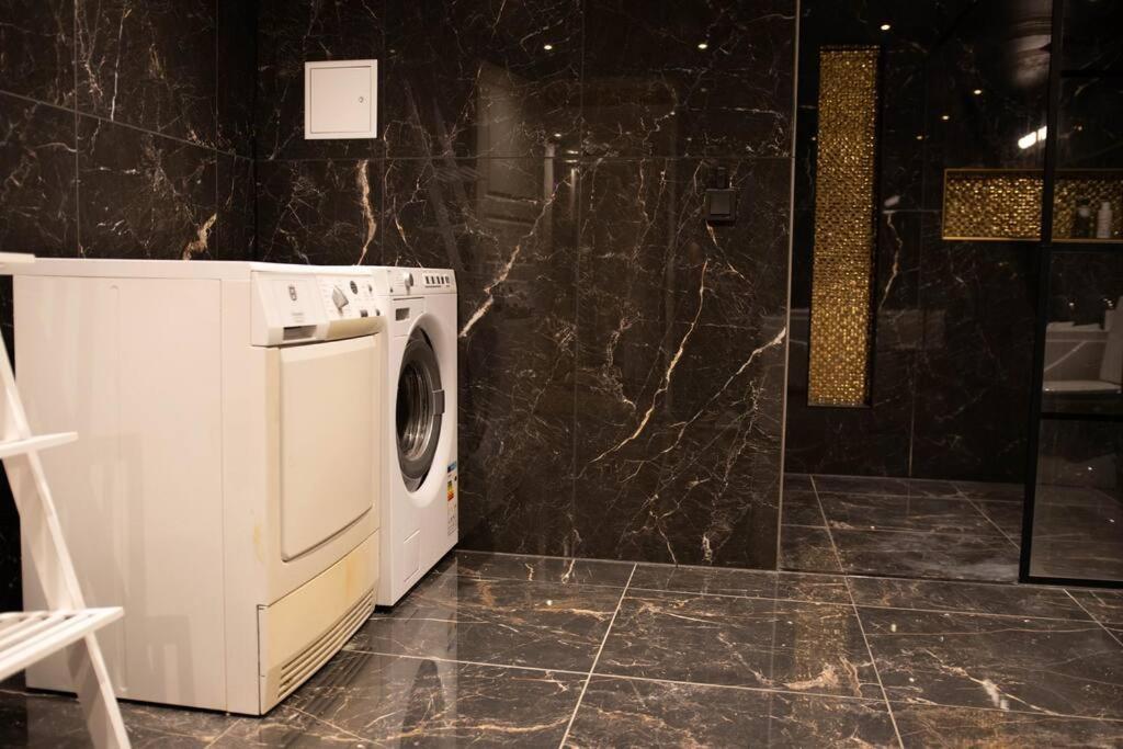 Historical Malt Factory Apartment, 6 Bedrooms, Sleeps 12 , Hot Tub Хелзингборг Екстериор снимка