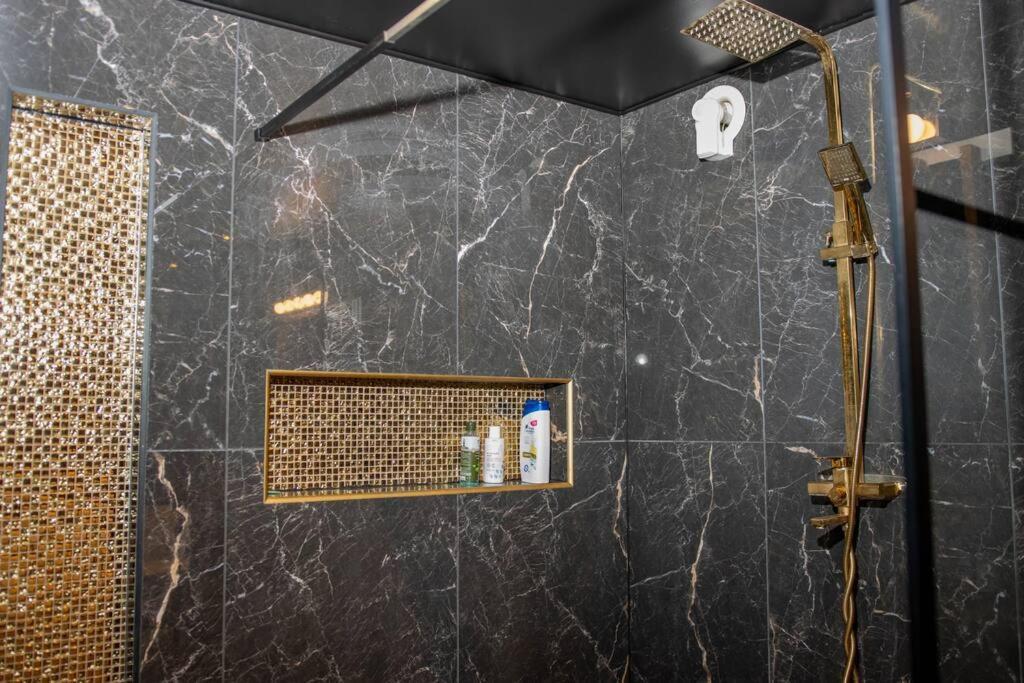 Historical Malt Factory Apartment, 6 Bedrooms, Sleeps 12 , Hot Tub Хелзингборг Екстериор снимка