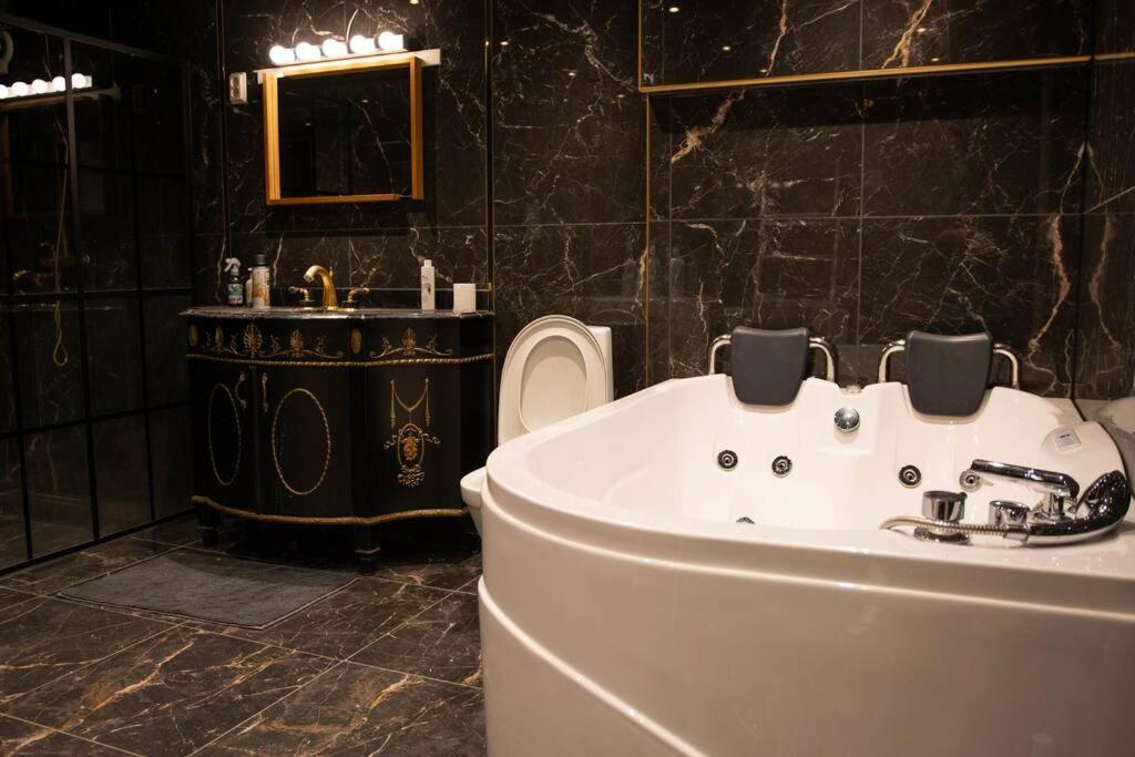 Historical Malt Factory Apartment, 6 Bedrooms, Sleeps 12 , Hot Tub Хелзингборг Екстериор снимка
