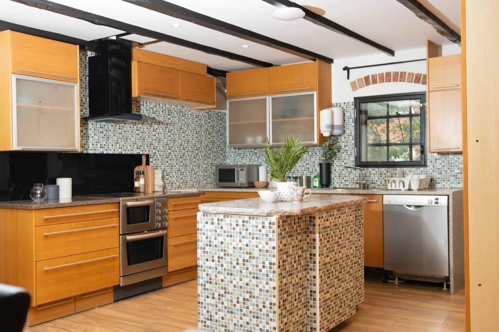 Historical Malt Factory Apartment, 6 Bedrooms, Sleeps 12 , Hot Tub Хелзингборг Екстериор снимка