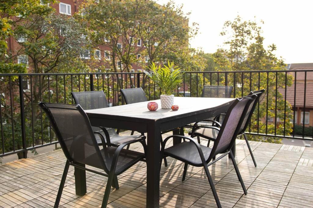 Historical Malt Factory Apartment, 6 Bedrooms, Sleeps 12 , Hot Tub Хелзингборг Екстериор снимка