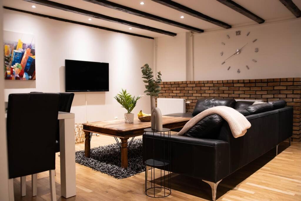 Historical Malt Factory Apartment, 6 Bedrooms, Sleeps 12 , Hot Tub Хелзингборг Екстериор снимка